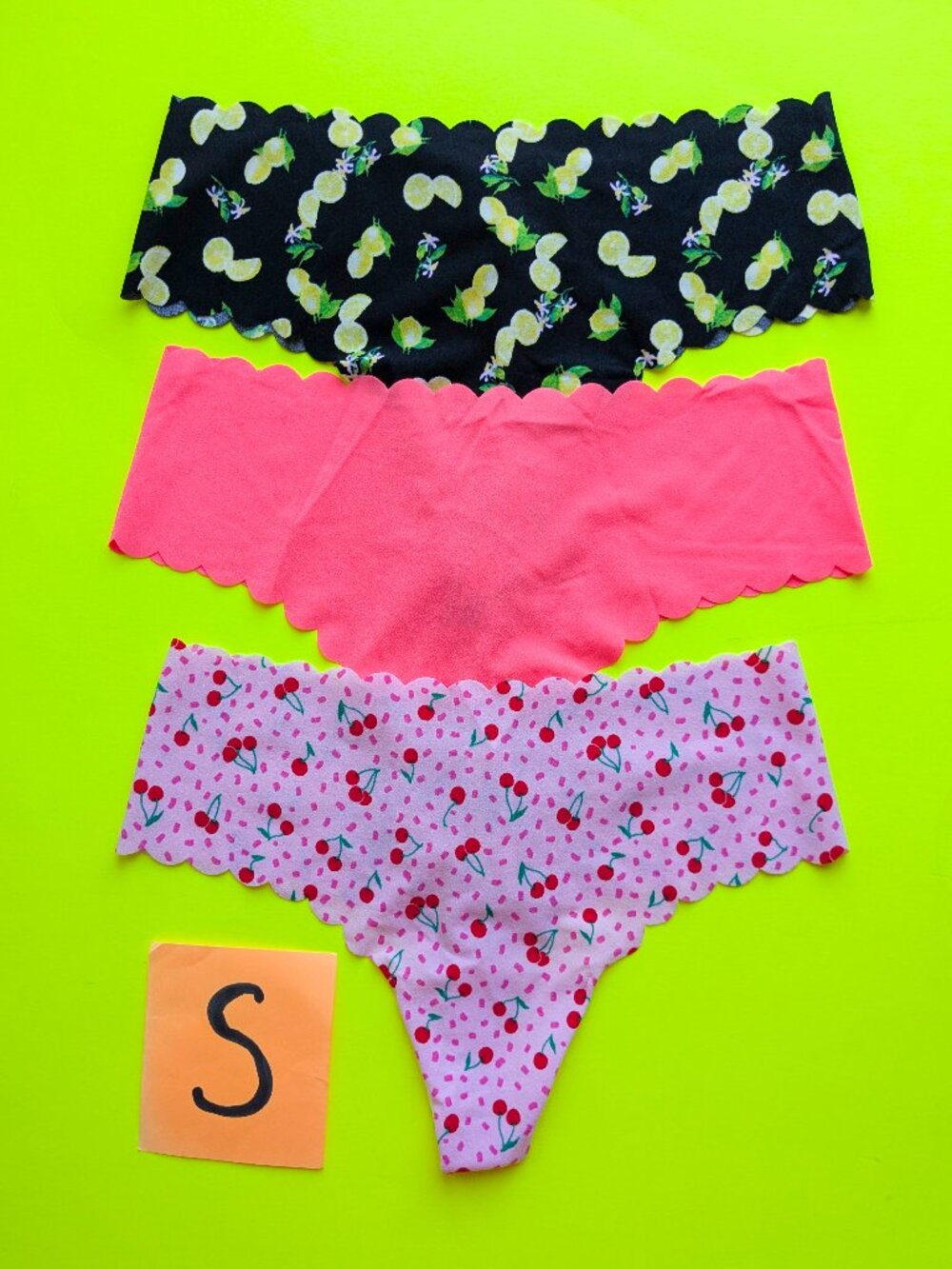 Victoria's Secret Size S Seamless No-show Scallop Edge Thong Panty - 3 pairs